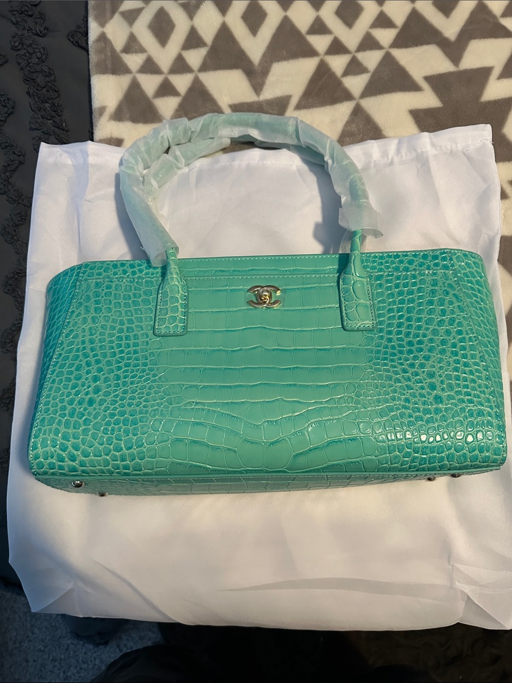 Elegant Mint Green Croc-Embossed Tote with Gold Hardware - Picture 2 of 9